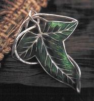 The Lórien leave brooch as designed for the Lord of the Rings movies.